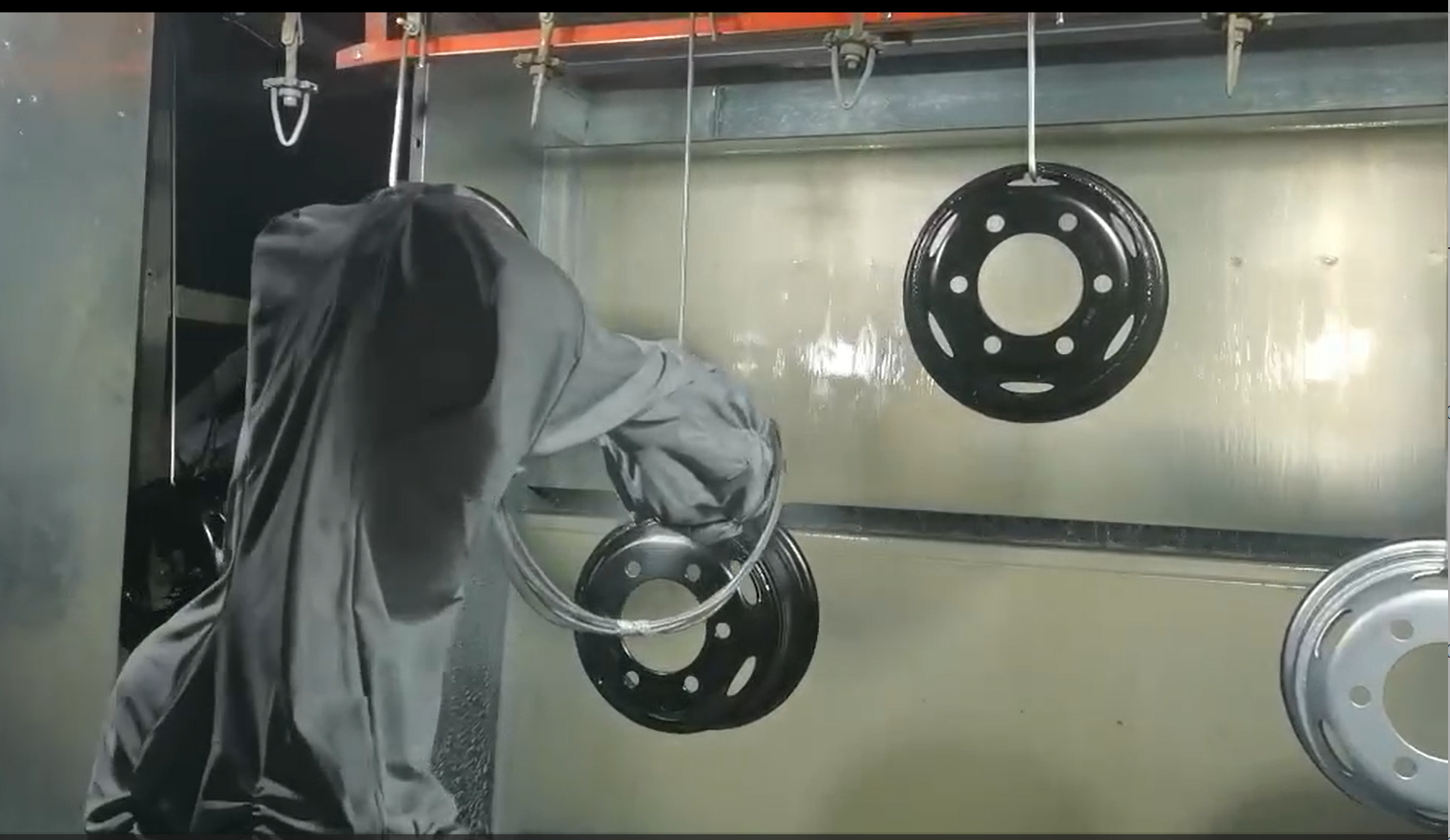 Is the auto parts apply manual spray better that automatic spray？